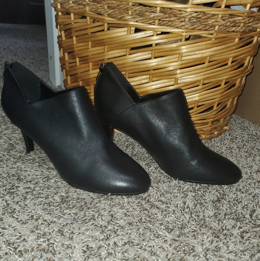 Bandolino Dawn Black Leather Shooties Booties 3"